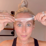 Silikonová náplast na vrásky na čele